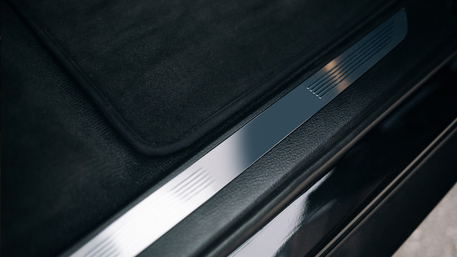 Door Frame, Pillar, and Trim Polishing Island Flow Detailing